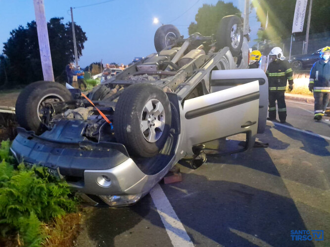 colisao-entre-dois-carros-provoca-quatro-feridos-em-burgaes