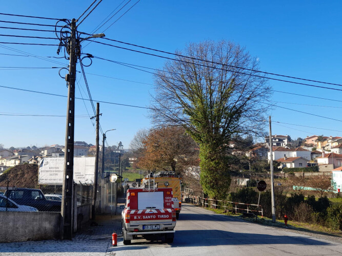 poste-de-eletricidade-arde-em-santa-cristina-do-couto