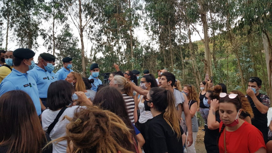 ativistas-tentam-forcar-entrada-em-canil-ilegal-na-feira