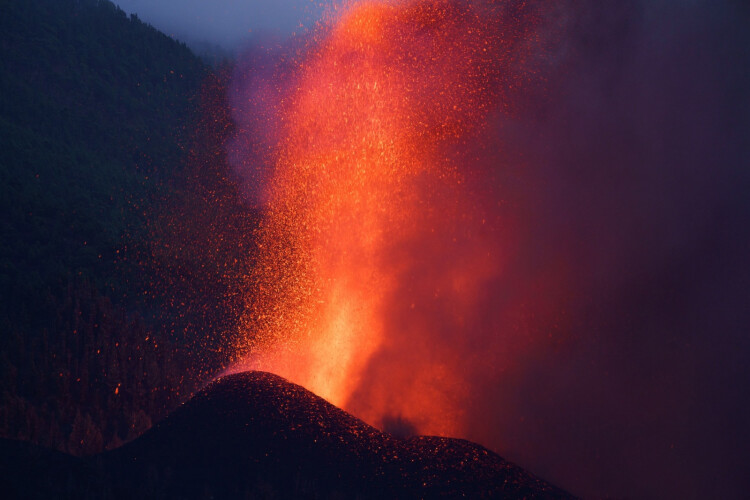 erupcao-de-vulcao-nas-canarias-obriga-a-retirada-de-seis-mil-pessoas