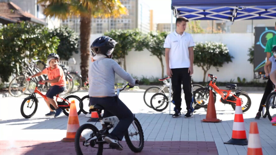 criancas-aprendem-a-pedalar-na-escola