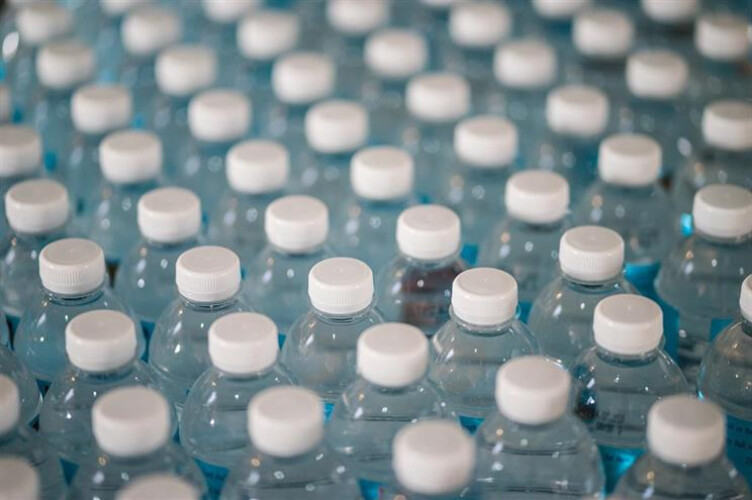 garrafas-sacos-e-louca-de-plastico-proibidos-na-administracao-publica
