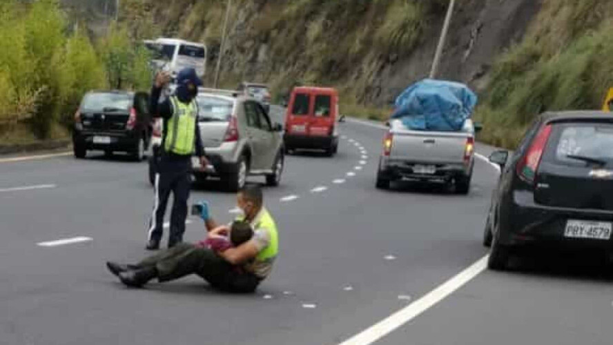 apos-acidente-policia-acalma-crianca-mostrando-lhe-videos-ao-colo