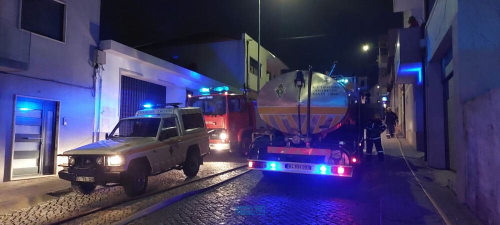incendio-deflagra-em-casa-devoluta-no-centro-da-cidade-de-santo-tirso
