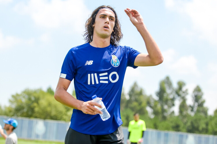 jogador-do-fc-porto-prepara-nova-epoca-em-santo-tirso