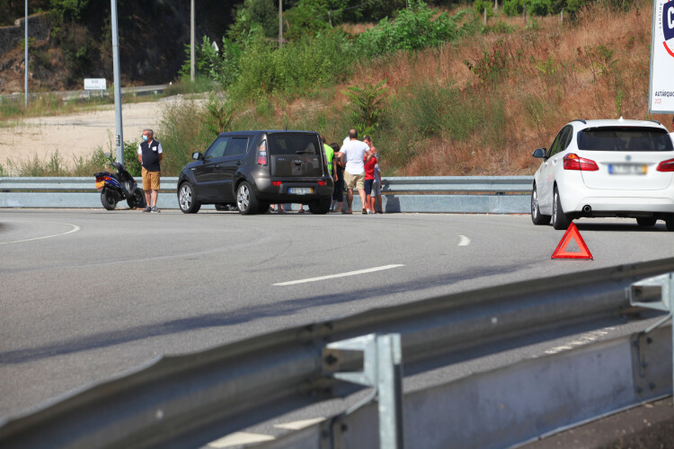 acidente-entre-carro-e-motociclo