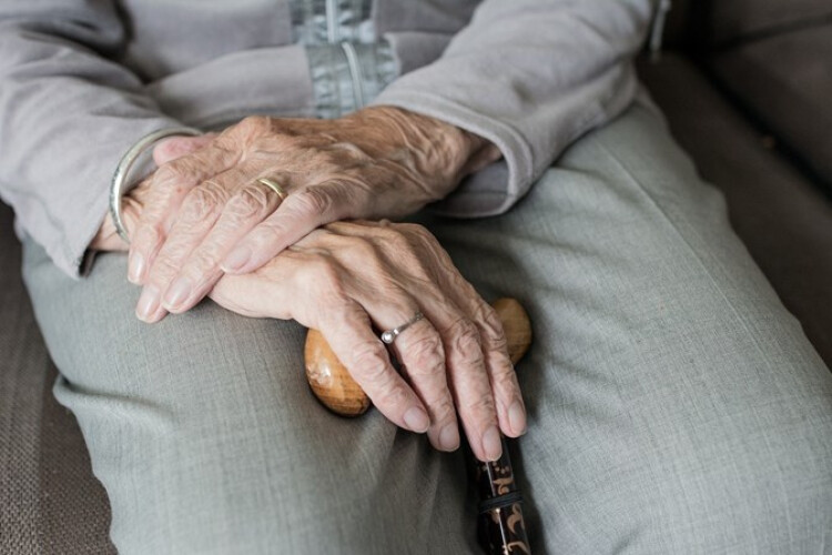 idosos-em-lares-podem-receber-mais-do-que-uma-visita-por-semana