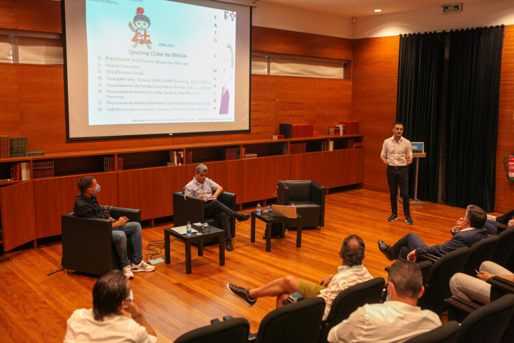 biblioteca-municipal-recebeu-debate-sobre-cargas-externas-no-futebol