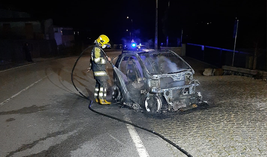 carro-totalmente-consumido-pelas-chamas-na-agrela