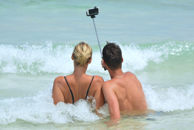 e-se-as-selfies-matarem-mais-que-ataques-de-tubaroes