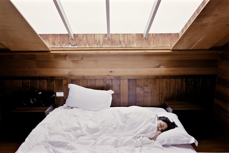 como-dormir-fresco-nas-noites-de-muito-calor