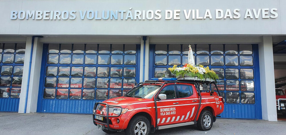 maria-vai-percorrer-vila-das-aves-a-boleia-dos-bombeiros