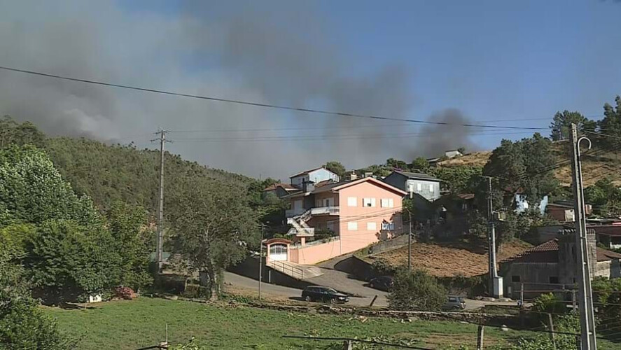 reacendimento-de-fogo-ameaca-casas-na-agrela