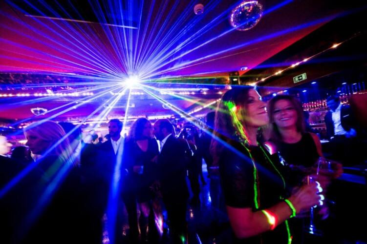 bares-e-discotecas-com-sinal-verde-para-reabrir