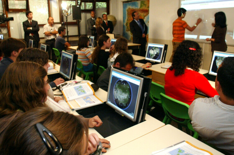 covid-19-ministro-da-educacao-anuncia-reforco-da-internet-nas-escolas