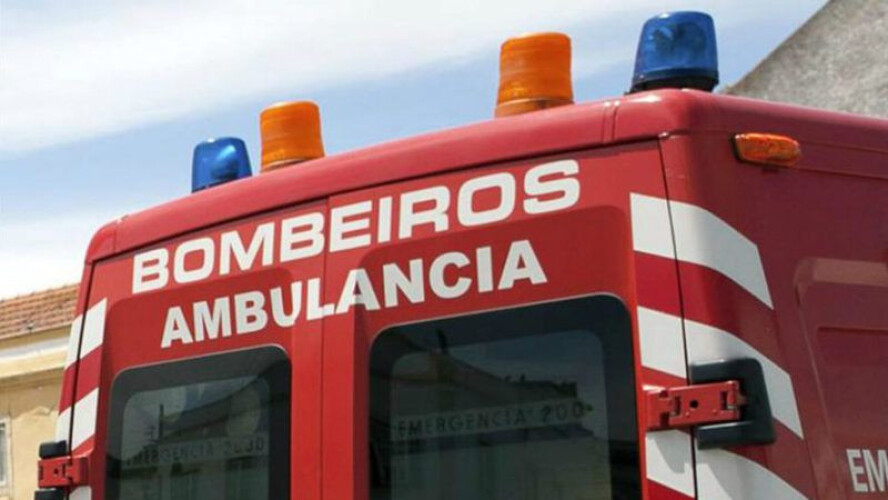 bebe-nasce-dentro-de-ambulancia-dos-bombeiros-vermelhos