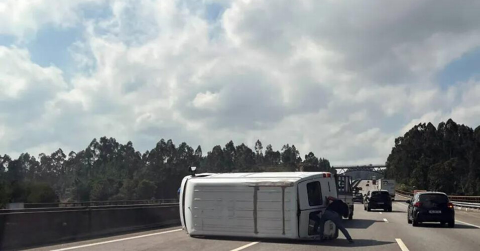 capotamento-de-dois-veiculos-na-a3-na-zona-da-trofa