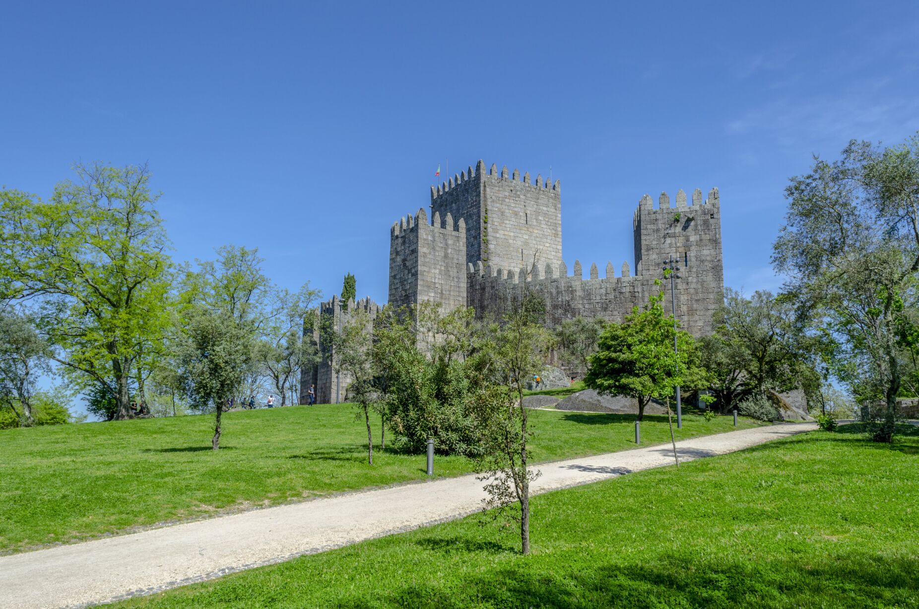 Os cinco castelos que tem de visitar a pouco mais de uma hora de viagem do Porto