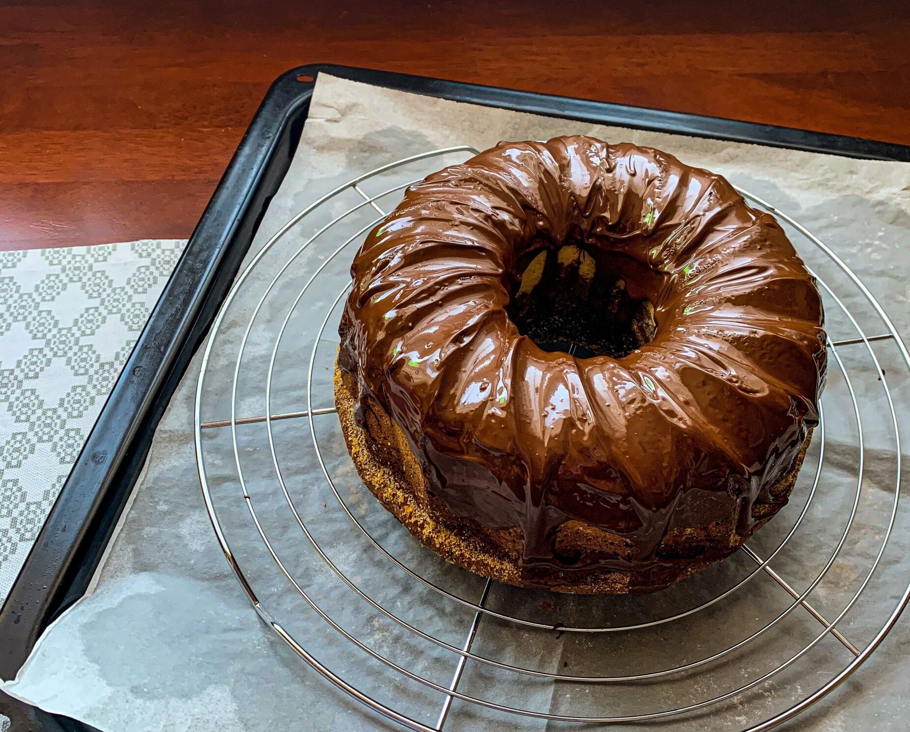 Bolo de cenoura e coco com cobertura de chocolate