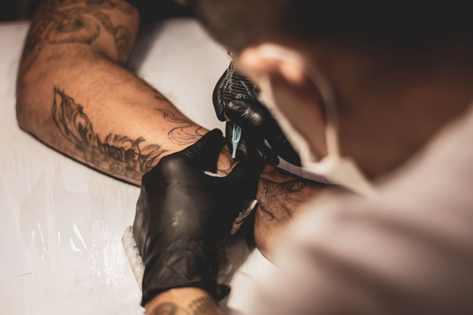 É possível fazer uma tatuagem sem sentir dor? A ciência diz que sim