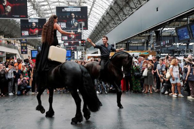 Cavaleiros invadiram estação em Paris