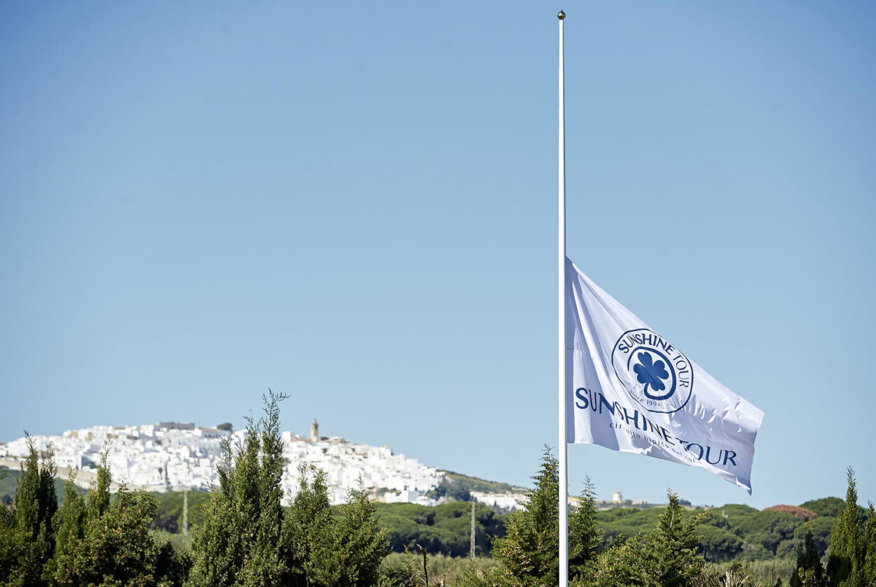 Bandera-Montenmedio-a-media-asta-1254x840
