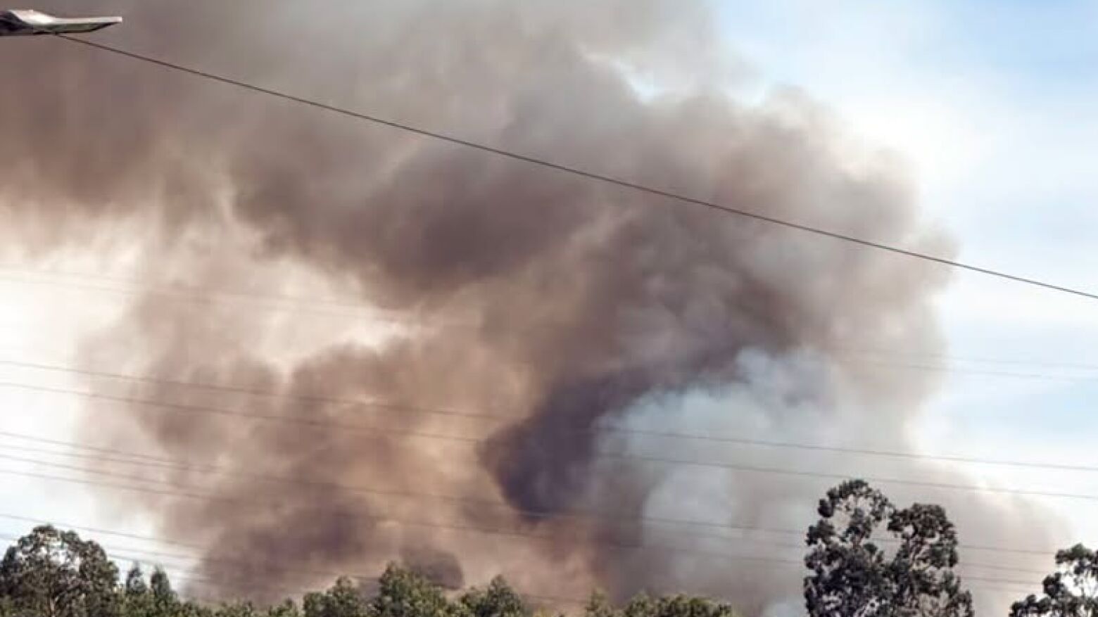 Paredes: Inc&ecirc;ndio de forte intensidade em Rebordosa mobiliza meio a&eacute;reo e cerca de 40 bombeiros