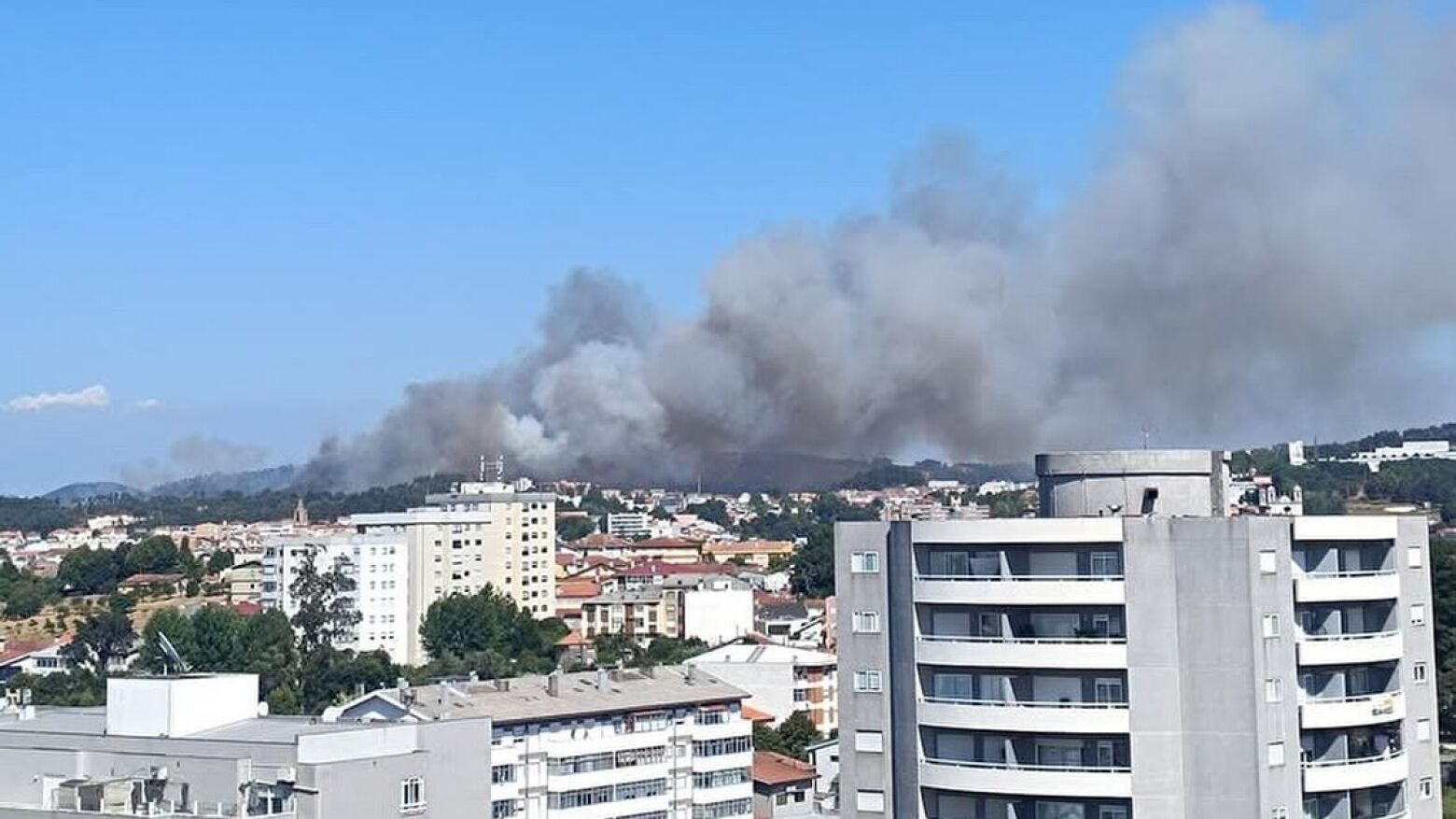 Mais de uma centena de bombeiros estão a combater incêndio em Valongo