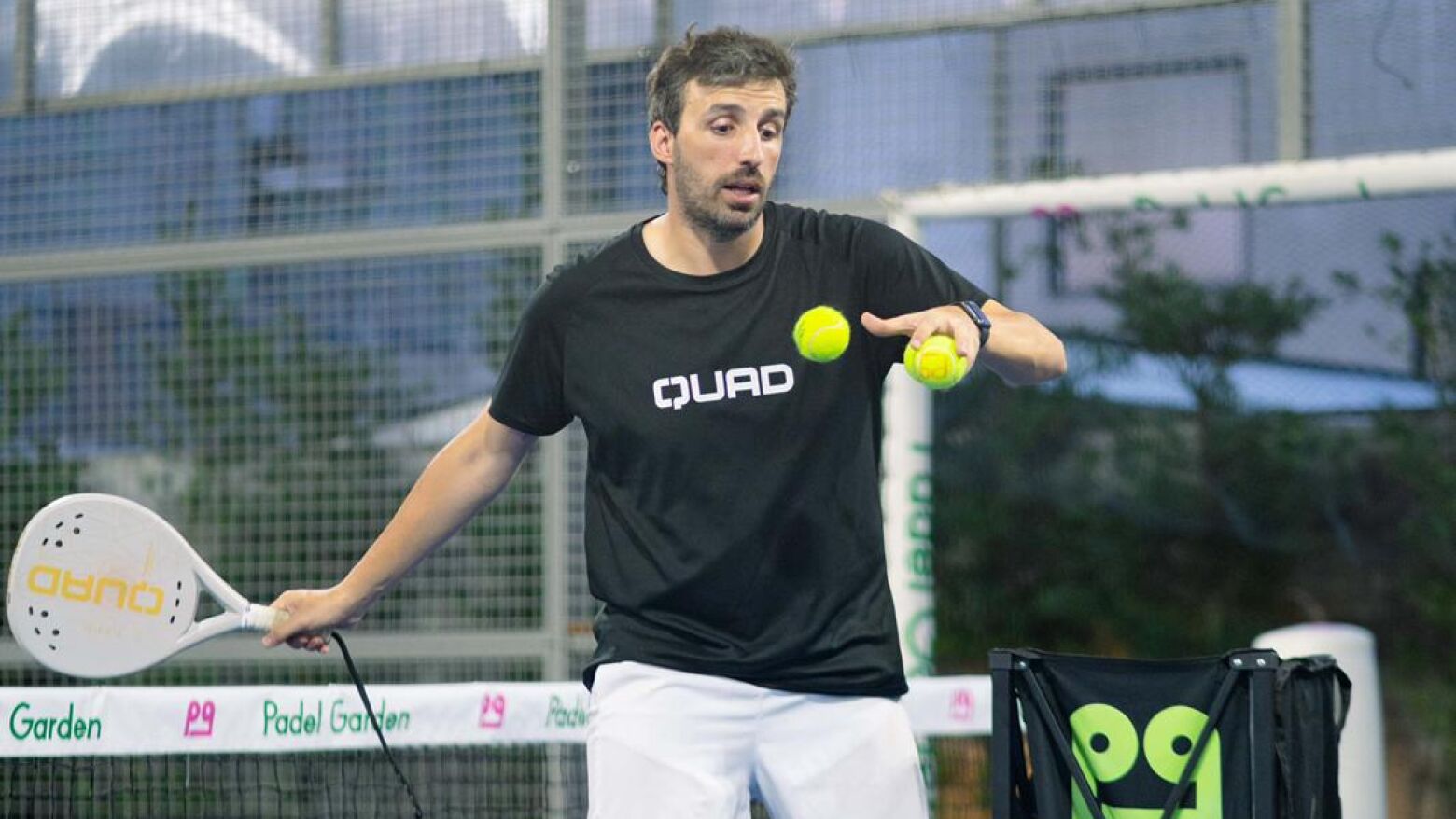 O 'mister' de padel de Sobrosa [Paredes] na Indon&eacute;sia: 'Aqui h&aacute; alunas a quem n&atilde;o posso dar um 'high five'