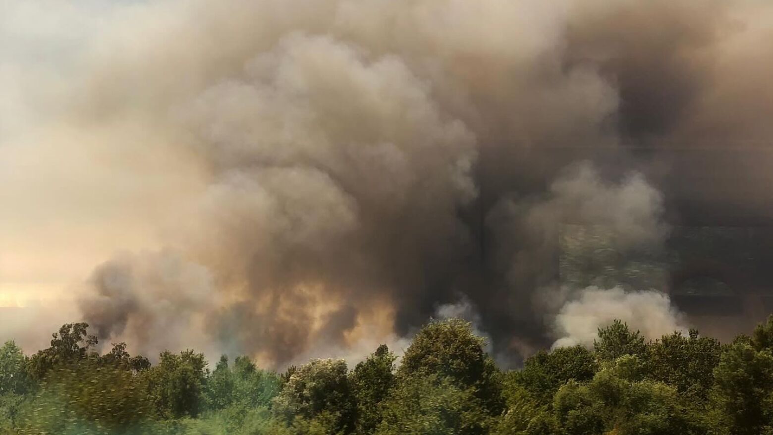 Mais de 100 bombeiros estão a combater as chamas do incêndio em Recarei, Paredes