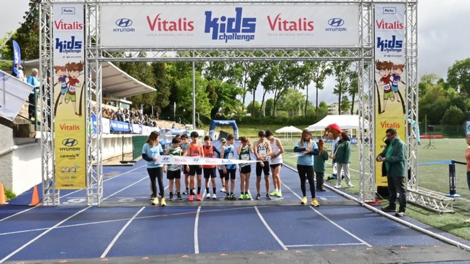 Chuva n&atilde;o travou centenas de jovens na segunda etapa do Vitalis Kids Challenge no Porto