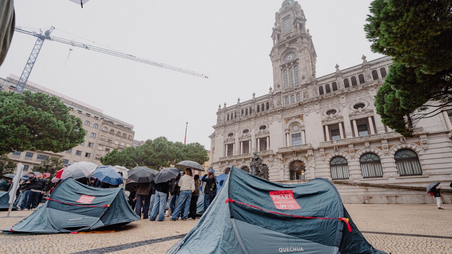 Estudantes da Universidade do Porto protestam contra falta de alojamento com “Parque de Campismo Académico”