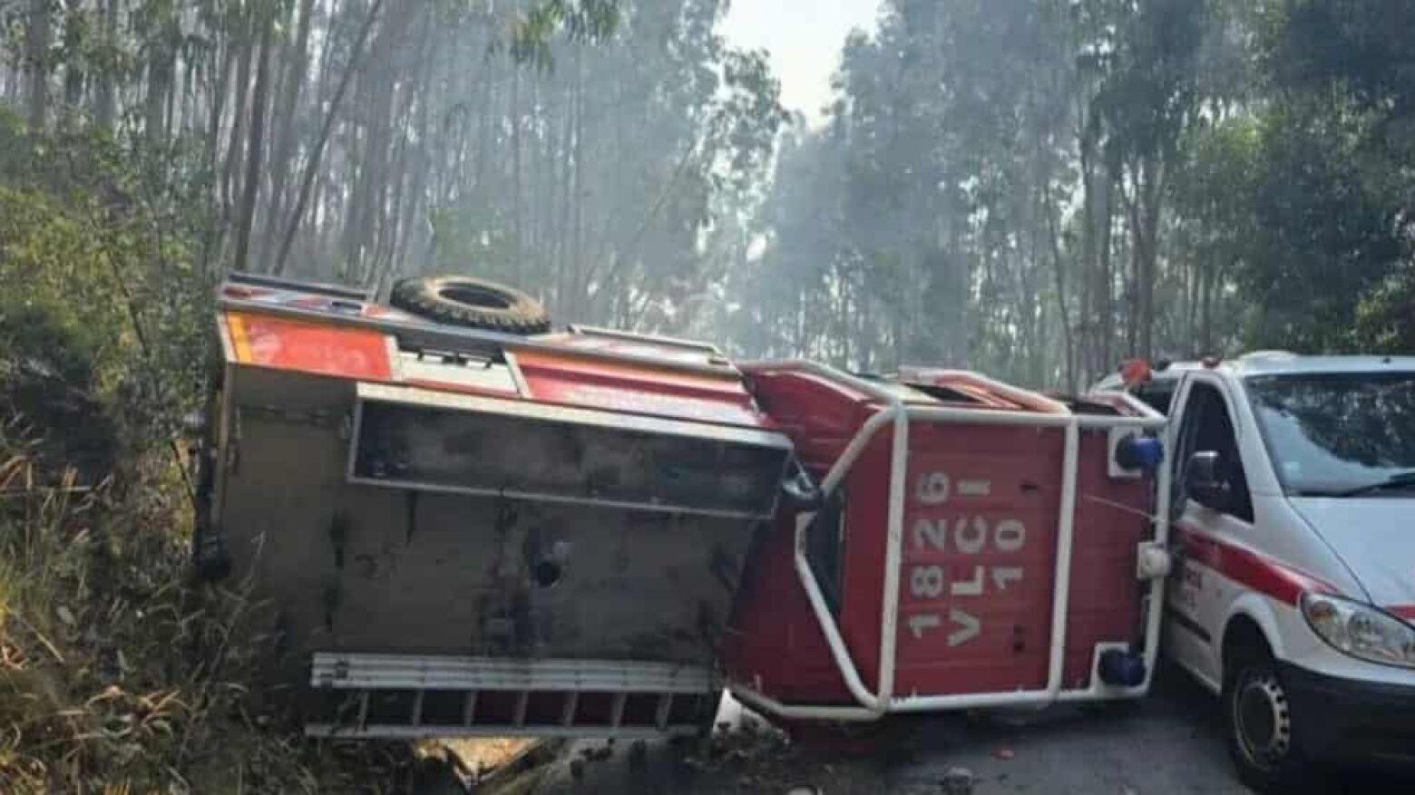 Viatura dos Bombeiros de Cinfães capota a caminho de incêndio em Arouca