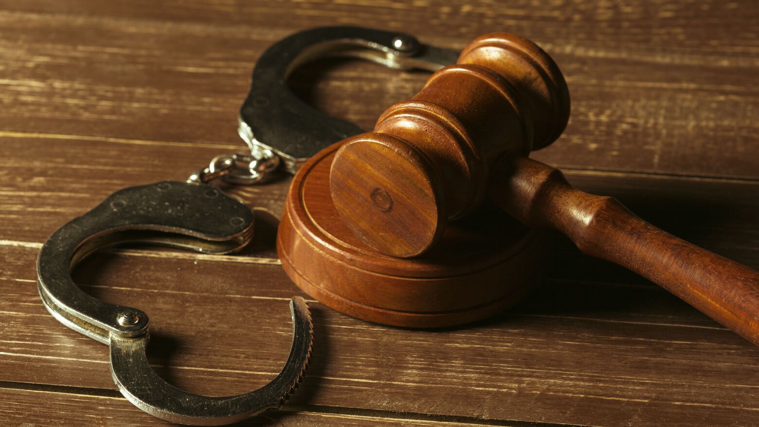 Homic&iacute;dio em cl&iacute;nica no Porto: MP acusa marido inimput&aacute;vel e GNR que vendeu a arma