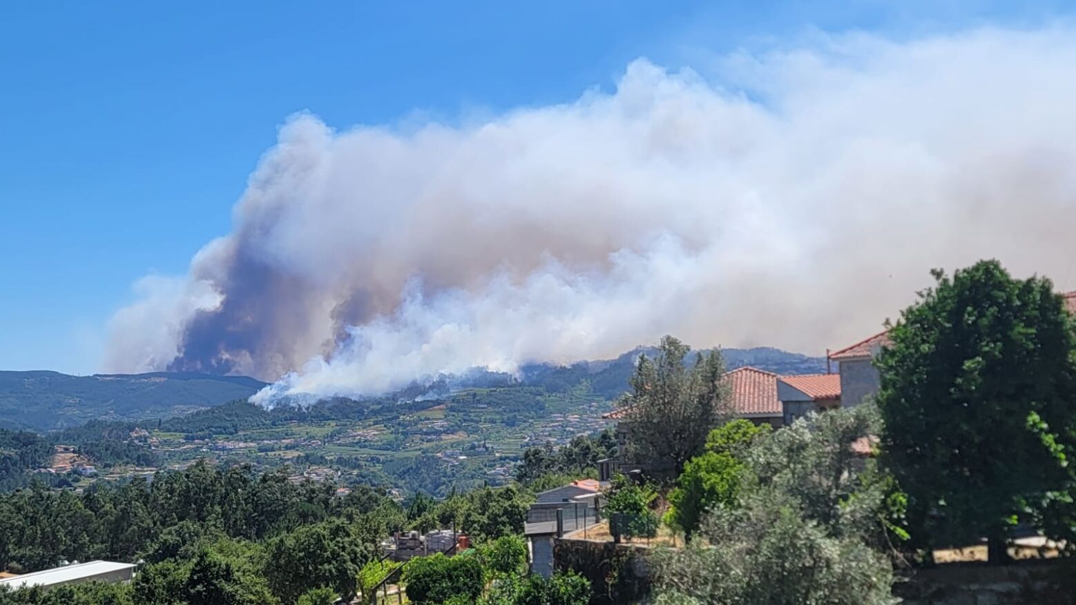 Incêndio em Castelo de Paiva com focos ativos mas a situação já está “mais controlada”