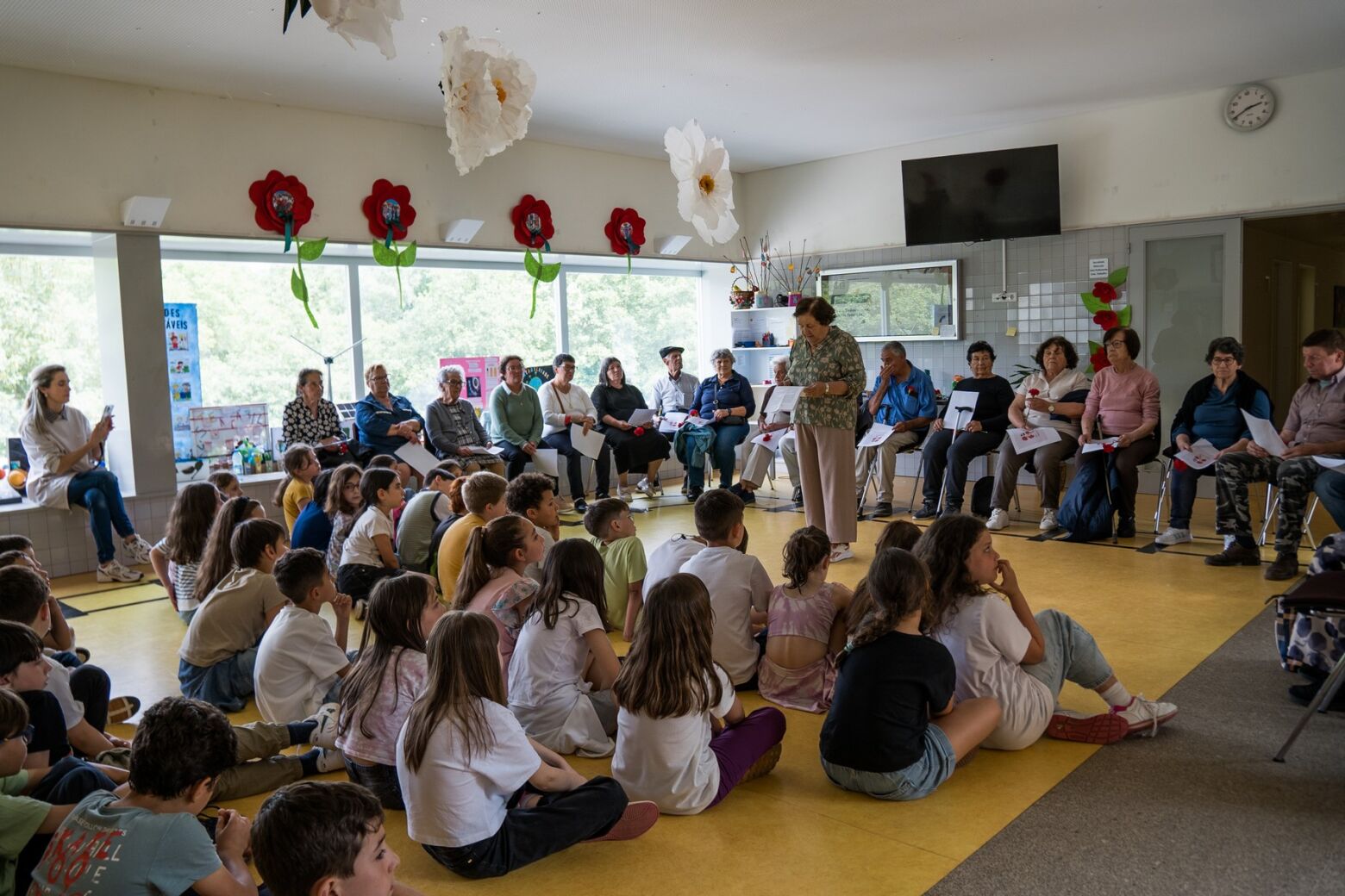 Idosos e crian&ccedil;as de Celorico de Basto unem-se para celebrar o 25 de Abril em encontro intergeracional