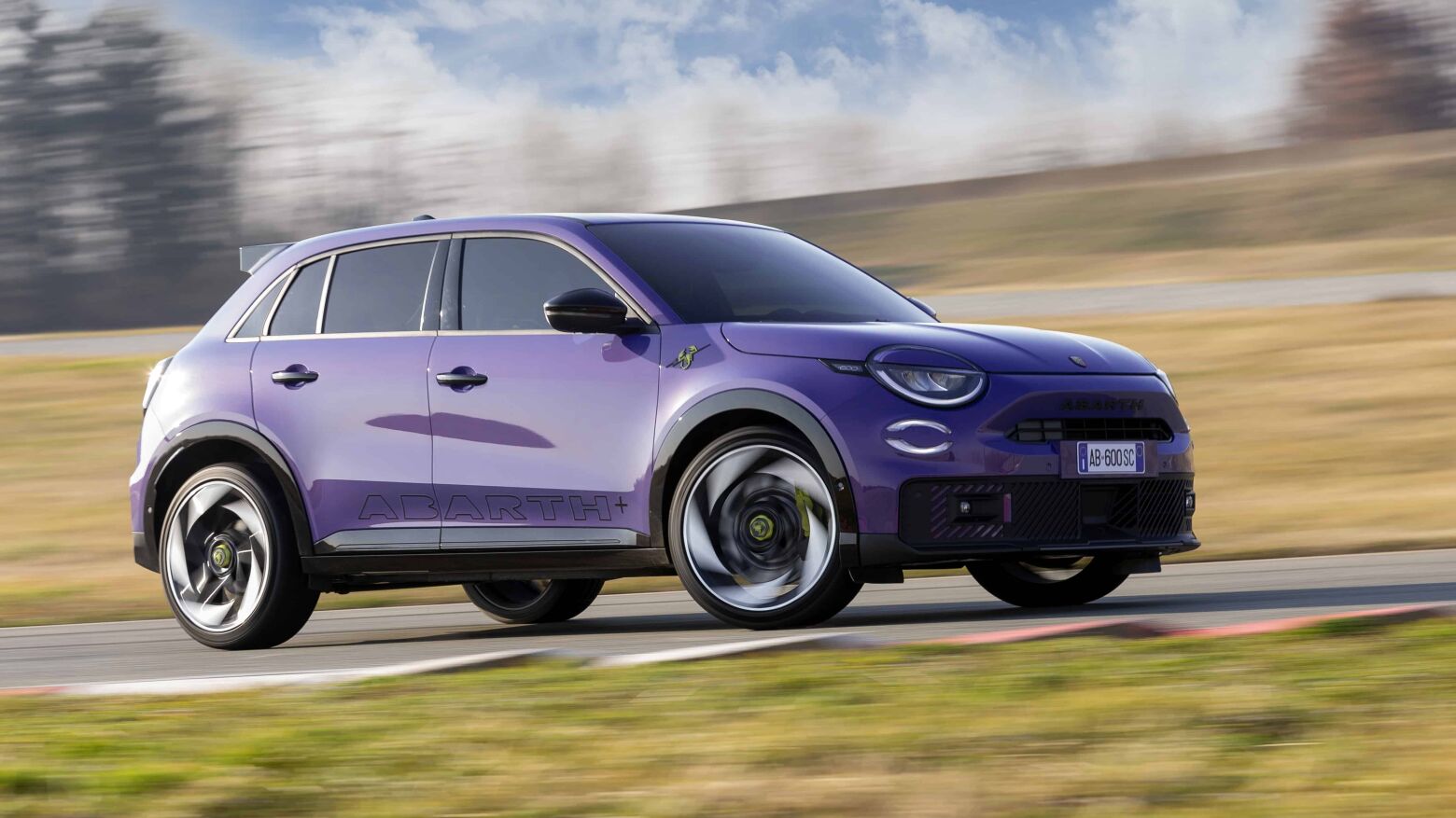 Abarth 600e: O Escorpião elétrico mais potente de sempre chega com 280 CV e estreia no Caramulo Motor Festival