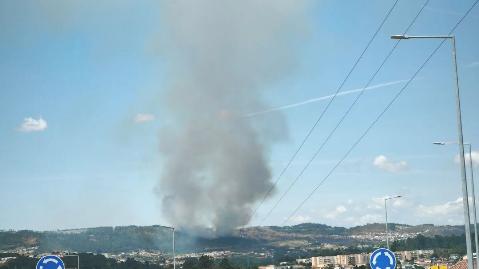 Incêndio em Nevogilde, Lousada , já se alastrou para a localidade de Beire em Paredes
