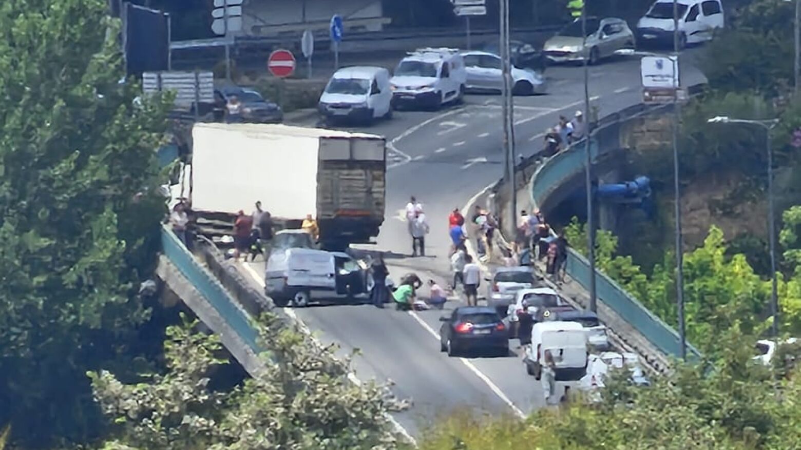 Colisão entre duas viaturas está a condicionar o trânsito na Ponte de Canaveses