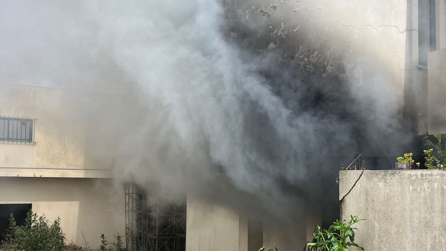 Extinto o incêndio que deflagrou em garagem devoluta em Penafiel