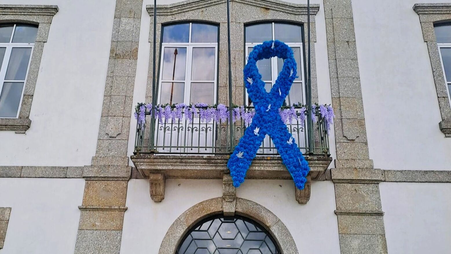 Resende assinala Mês da Prevenção dos Maus-Tratos na Infância com laços gigantes e iluminação azul