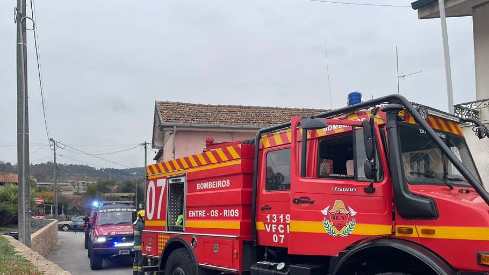 Bombeiros de Entre-os-Rios, Castelo de Paiva e Cete extinguiram incêndio agrícola no concelho de Penafiel