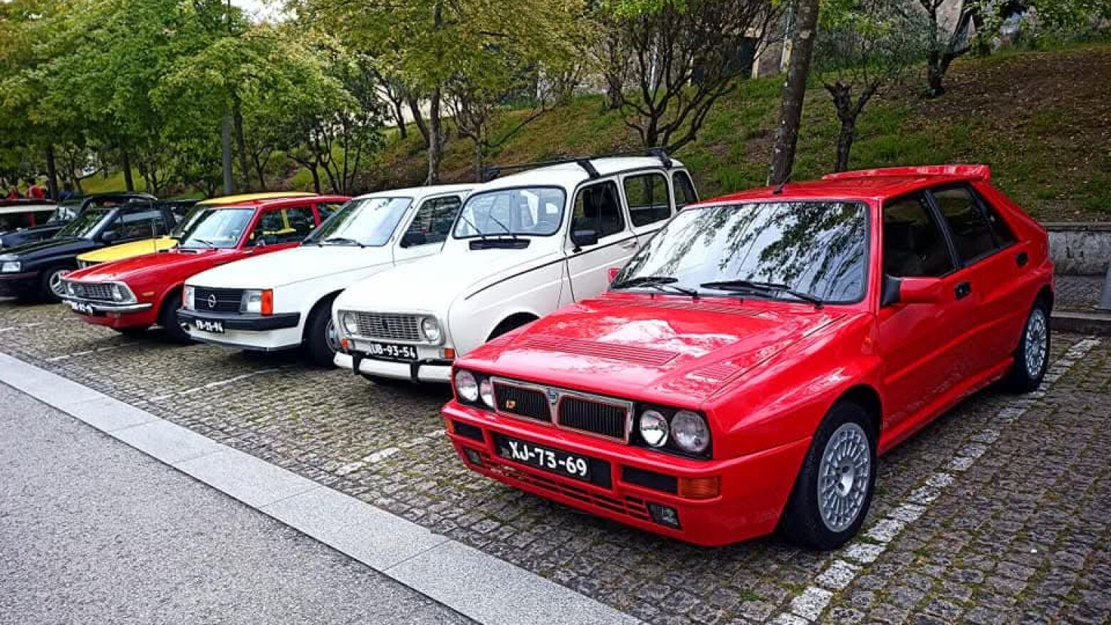 Clássicos em Paços de Ferreira: O Mercedes W123 Brilha no Encontro de Carros Históricos