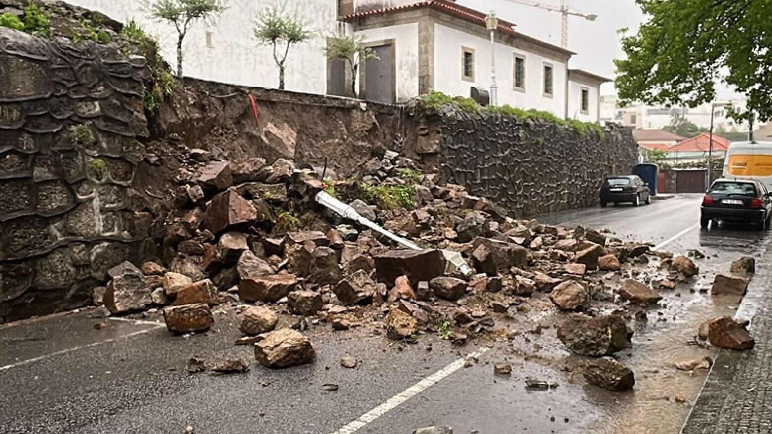 Muro junto à igreja de Paços de Ferreira caiu