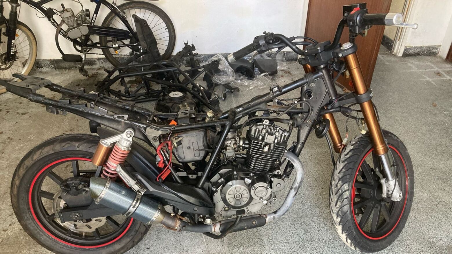Homem constituído arguido por furto e dois motociclos recuperados em Vila Nova de Gaia