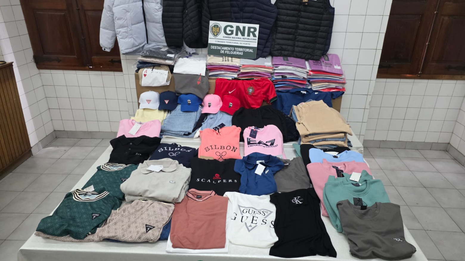 GNR apreende 193 artigos contrafeitos em Pa&ccedil;os de Ferreira