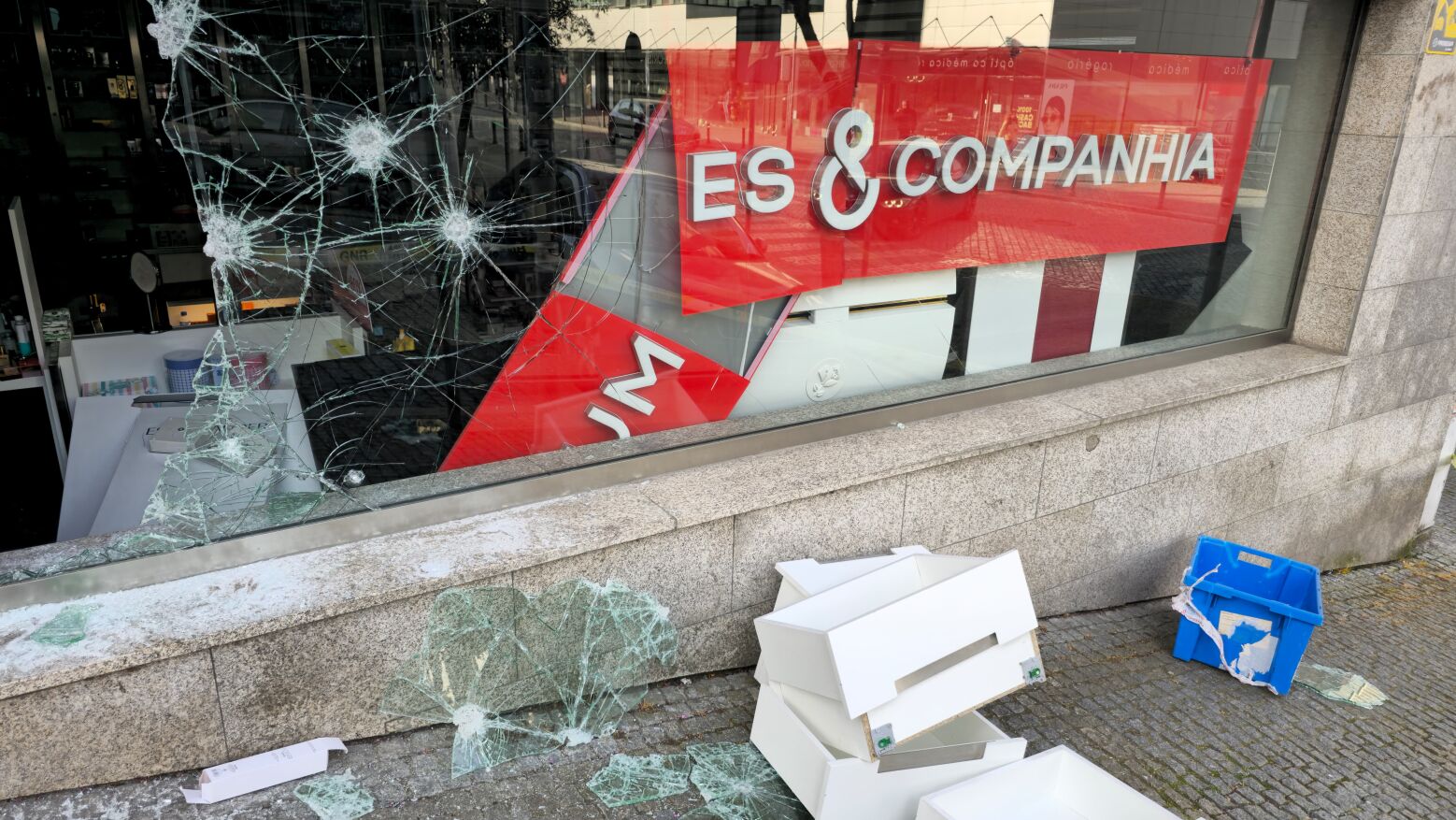 Loja Perfumes e Companhia assaltada de madrugada no Marco de Canaveses
