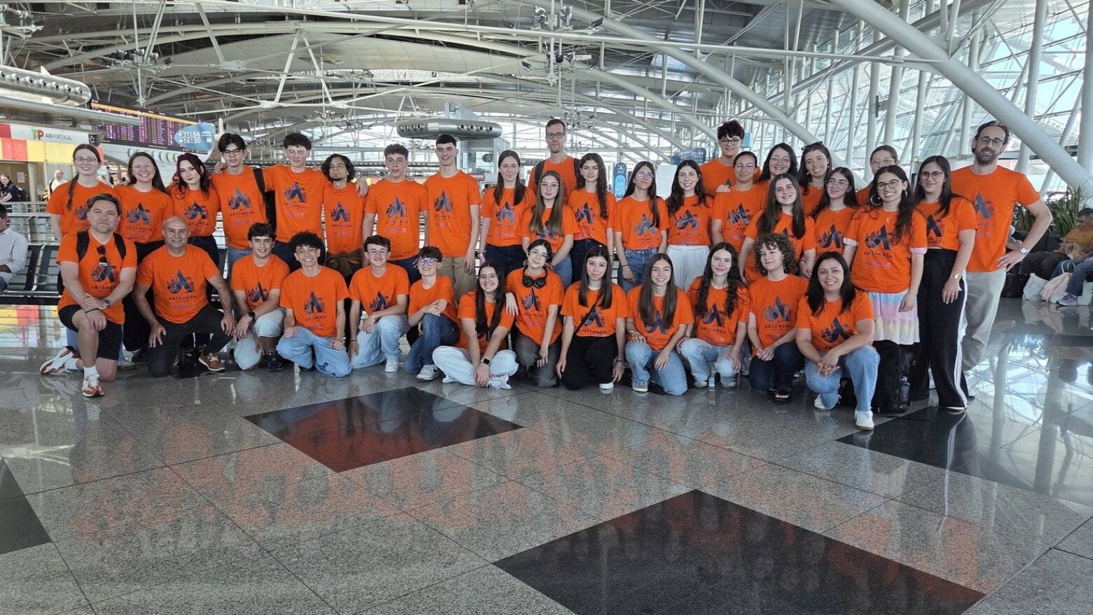 Alunos da Art&acirc;mega regressaram de mobilidade em Palermo com concerto surpresa no aeroporto