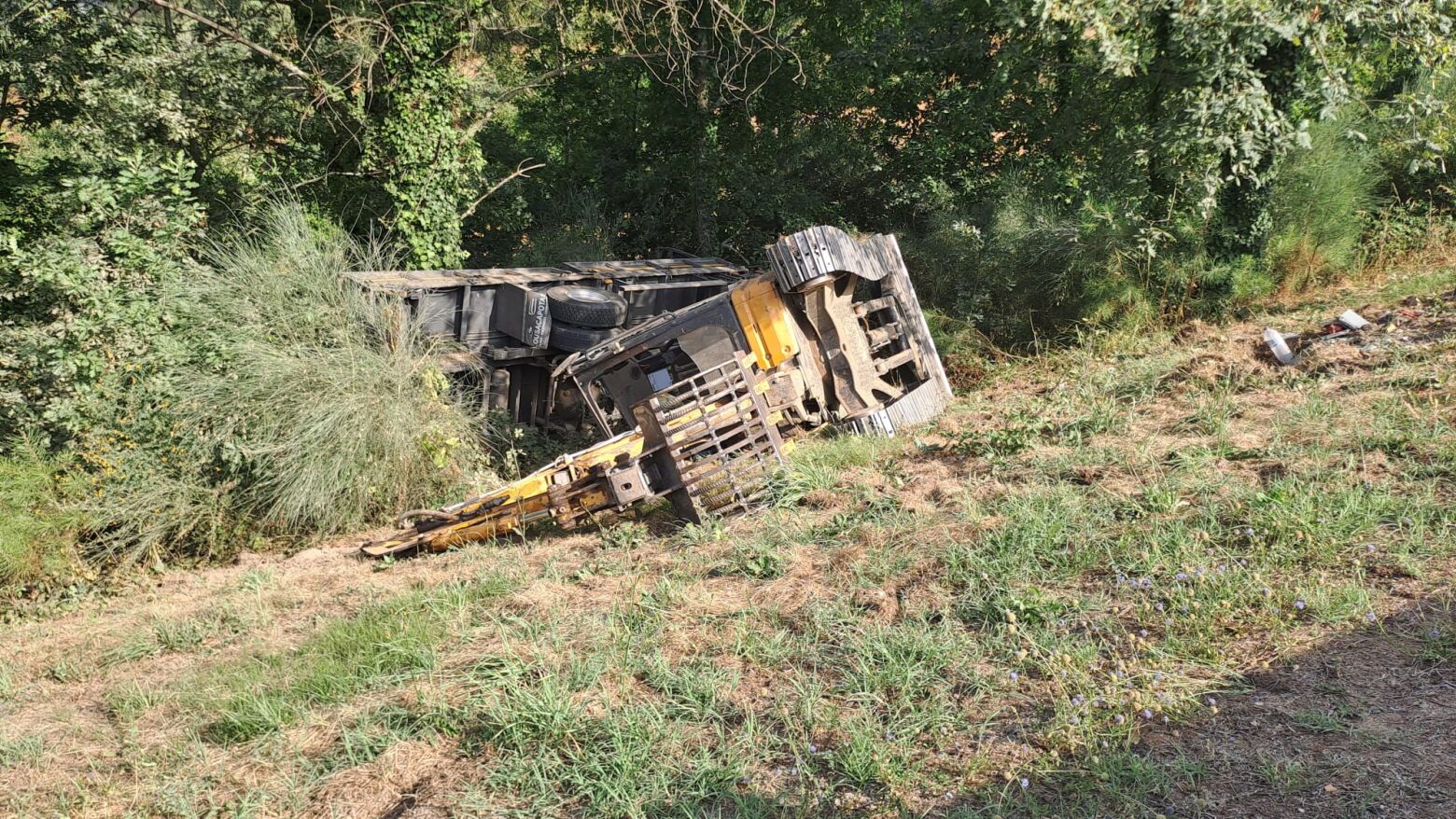 Veículo pesado de mercadorias capota após colisão com carro na A4