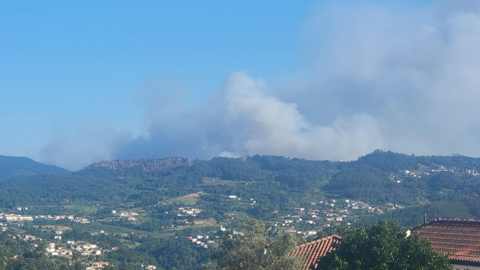 Incêndio de grandes dimensões leva ao encerramento temporário dos Passadiços do Paiva e da Ponte 516